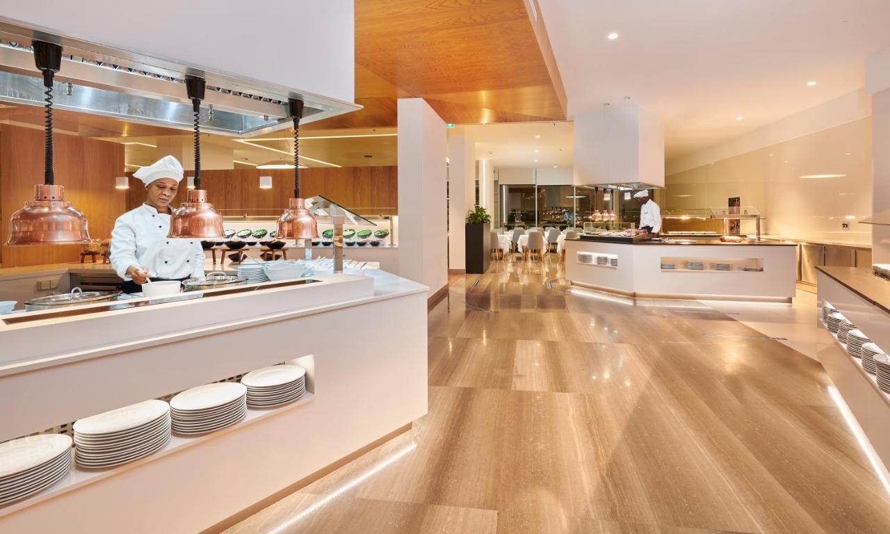 ฮิโปเทล ปลายา เด ปาลมา พาเลซแอนด์สปา Hotel ปลายาเดปัลมา ภายนอก รูปภาพ The kitchen at the Emirates Lounge at Dubai International Airport