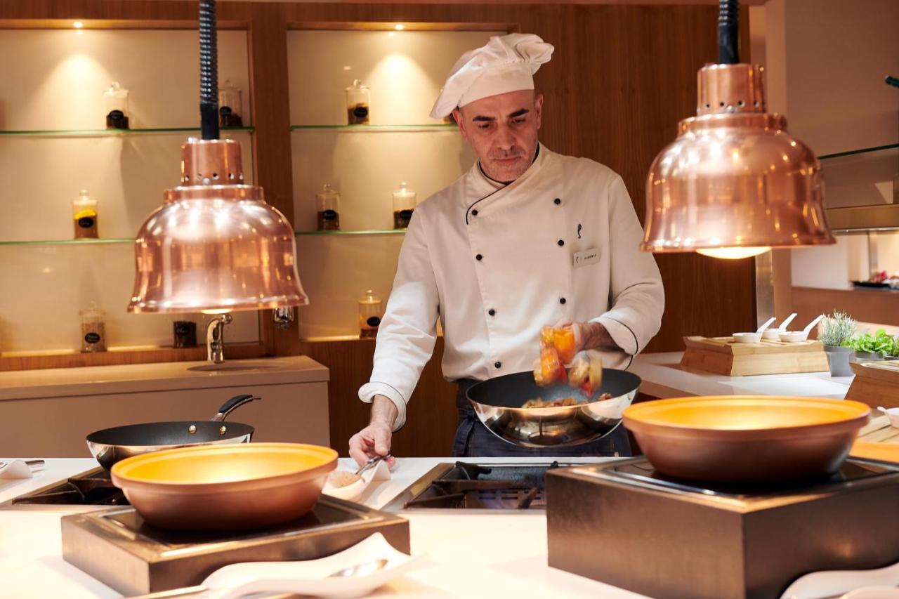ฮิโปเทล ปลายา เด ปาลมา พาเลซแอนด์สปา Hotel ปลายาเดปัลมา ภายนอก รูปภาพ A chef at work