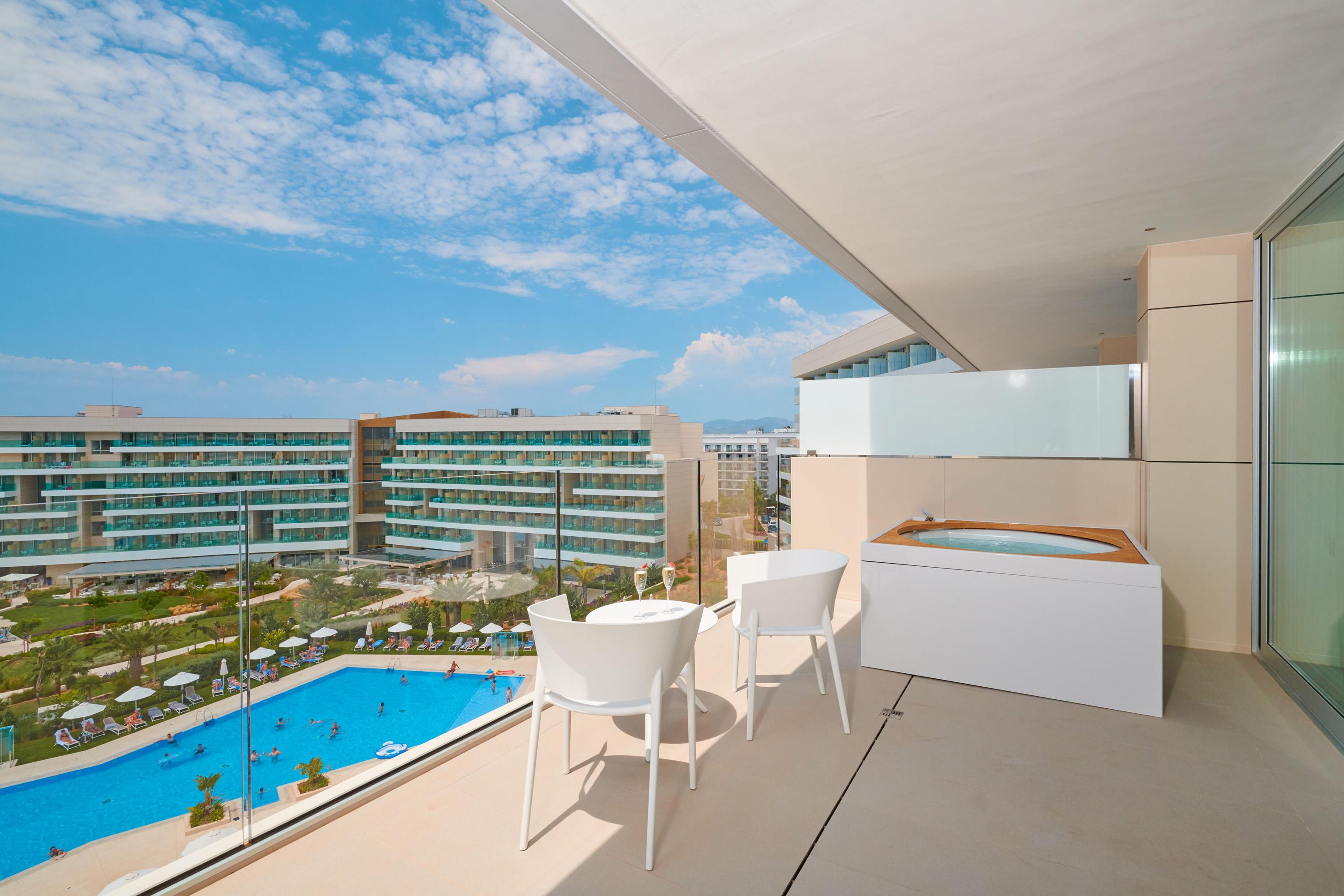 ฮิโปเทล ปลายา เด ปาลมา พาเลซแอนด์สปา Hotel ปลายาเดปัลมา ภายนอก รูปภาพ Balcony of a suite at the Hard Rock Hotel